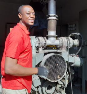 August 2019: Dr. Samuel Okae beim Ausbau des Notstromagregat