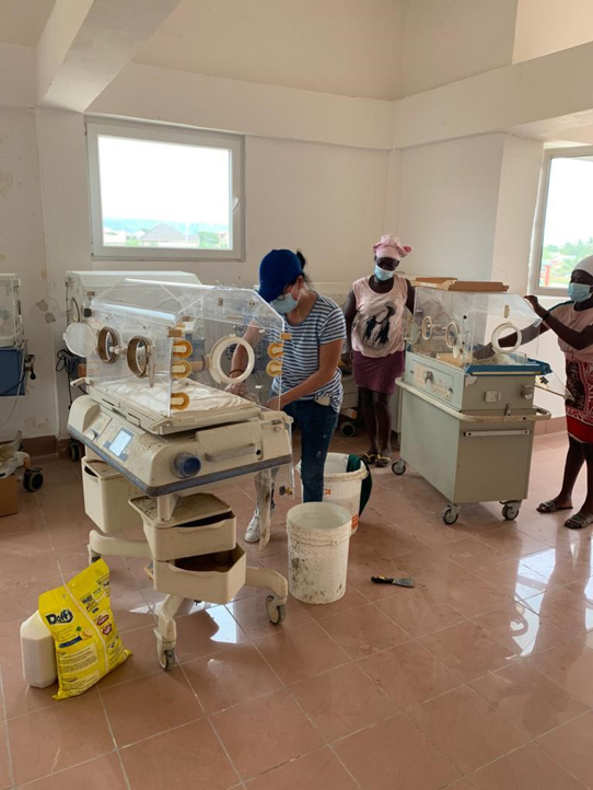 Zahra Mark Mahama und Michaela Sanchez, die zur Zeit vor Ort in Ghana sind, reinigen und desinfizieren die Incubatoren.